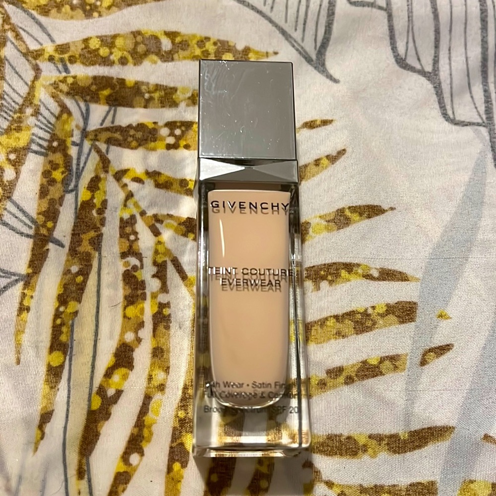 Givenchy
Teint Couture Everwear 24-Hour Foundation (P95)